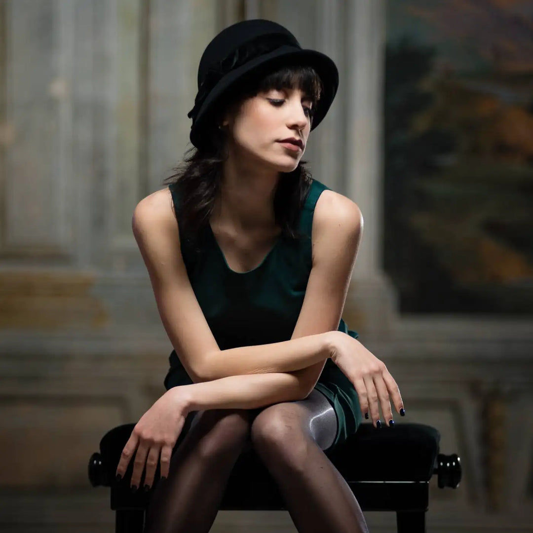 cappello a cloche in feltro di lana merinos con nastro di velluto primario nesti nero shooting in location depoca perfetta fusione tra heritage e modernita