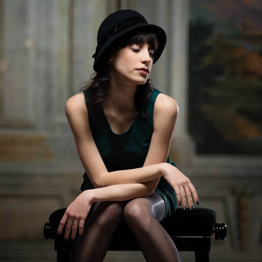 cappello a cloche in feltro di lana merinos con nastro di velluto primario nesti nero shooting in location depoca perfetta fusione tra heritage e modernita