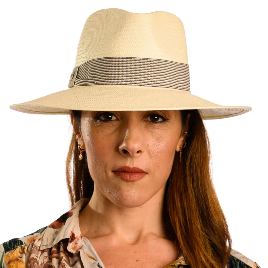 primo piano frontale di donna adulta con capelli lunghi che indossa un cappello fedora estivo a tesa larga color naturale realizzato da cappelleria primario nesti