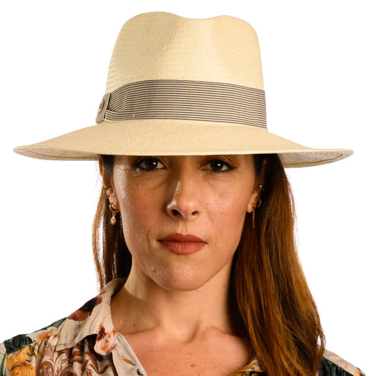 primo piano frontale di donna adulta con capelli lunghi che indossa un cappello fedora estivo a tesa larga color naturale realizzato da cappelleria primario nesti