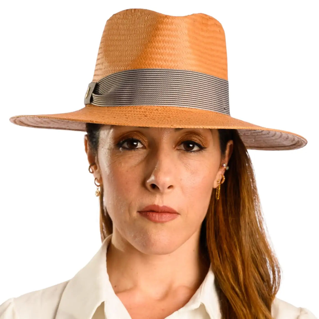 primo piano frontale di donna con capelli lunghi che indossa un cappello fedora estivo a tesa larga color avana fatto da cappelleria primario nesti