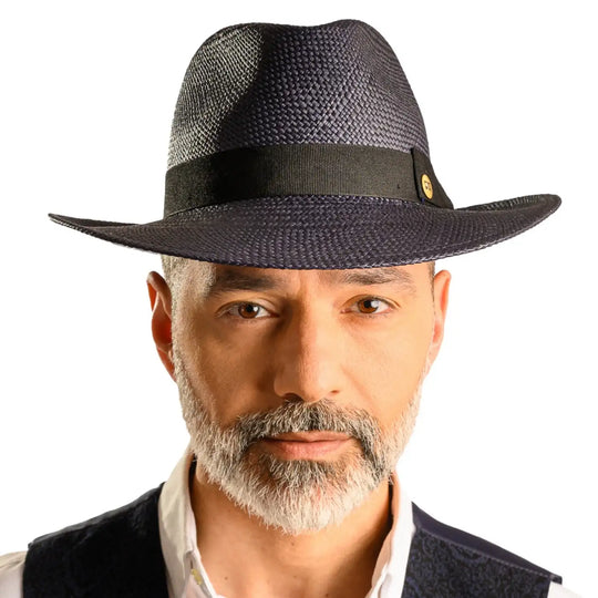 primo piano frontale di uomo con barba che indossa un cappello di panama in stile fedora color blu realizzato da cappelleria primario nesti