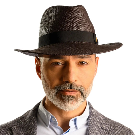 primo piano frontale di uomo con barba che indossa un cappello di panama in stile fedora color nero fatto da cappelleria primario nesti