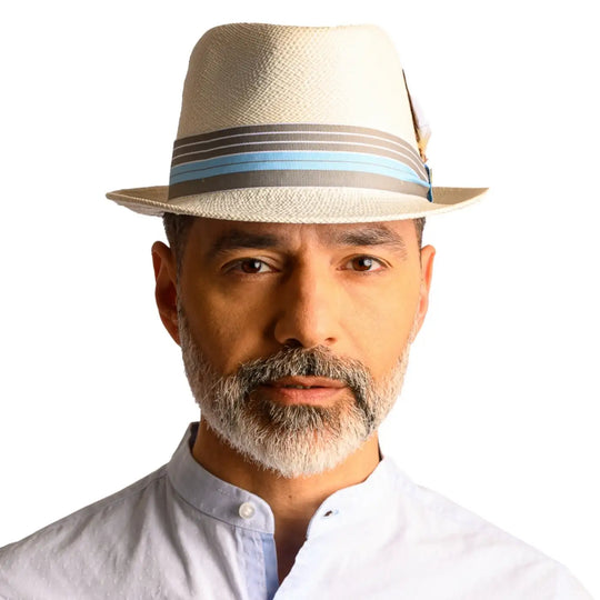 primo piano frontale di uomo con barba che indossa un cappello di panama in stile trilby color bianco fatto da cappelleria primario nesti