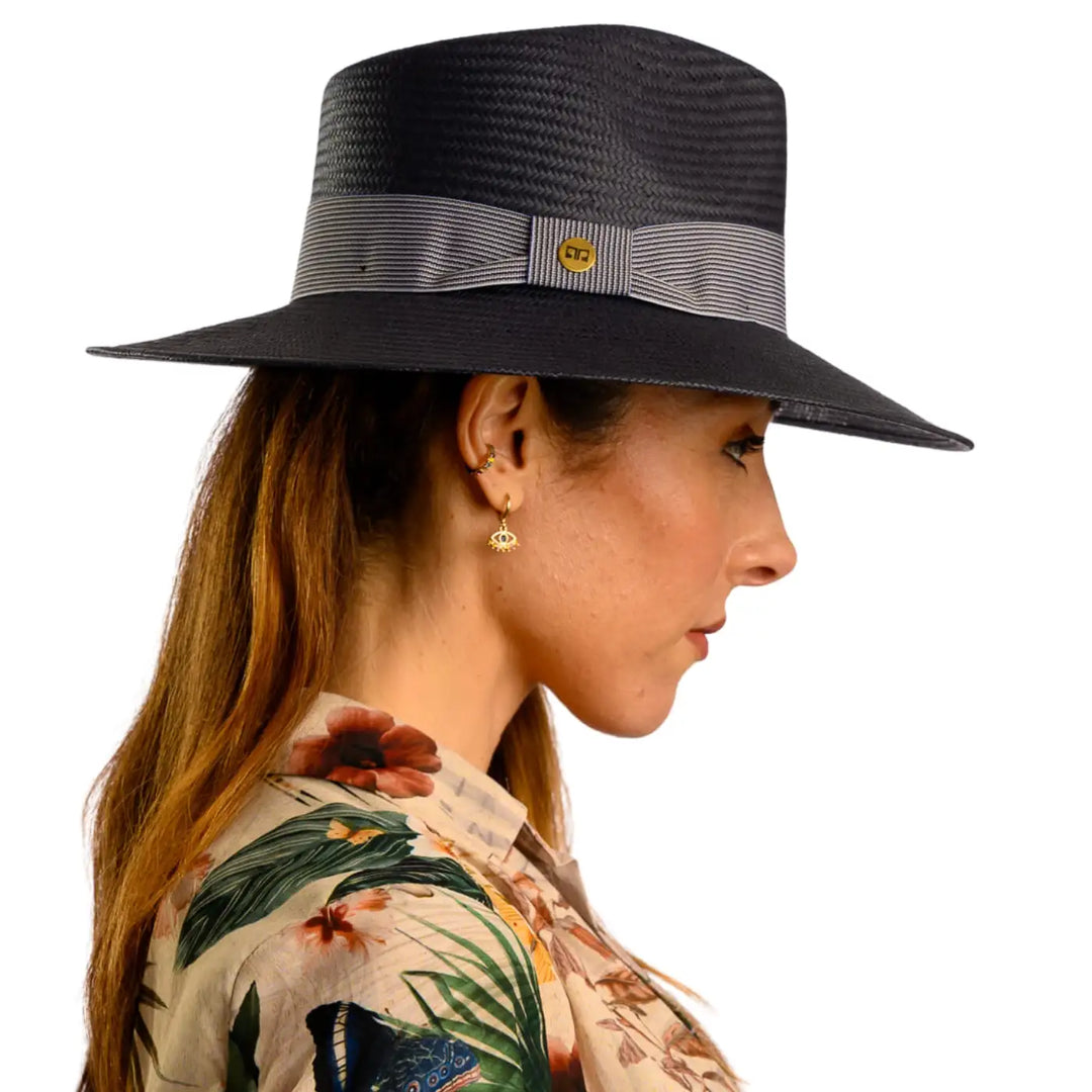 primo piano laterale di donna adulta con capelli lunghi che indossa un cappello fedora estivo a tesa larga color blu realizzato da cappelleria primario nesti