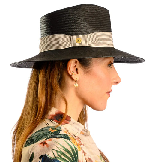 primo piano laterale di donna adulta con capelli lunghi che indossa un cappello fedora estivo a tesa larga color nero realizzato da cappelleria primario nesti