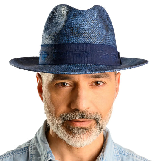primo piano laterale di un signore adulto con barba che indossa un cappello trilby a tesa media stonewashed color jeans realizzato da cappelleria primario nesti