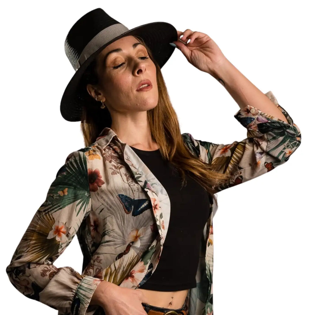 vista frontale inclinata di una donna con capelli lunghi che indossa un cappello fedora estivo a tesa larga color blu fatto a mano da cappelleria primario nesti