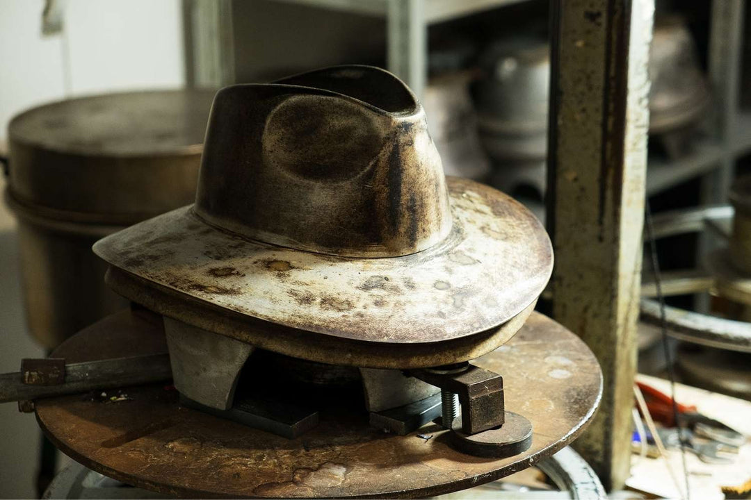 foto di uno stampo per formare cappelli usato come immagine principale di collegamento alla pagina "chi siamo" di Primario Nesti