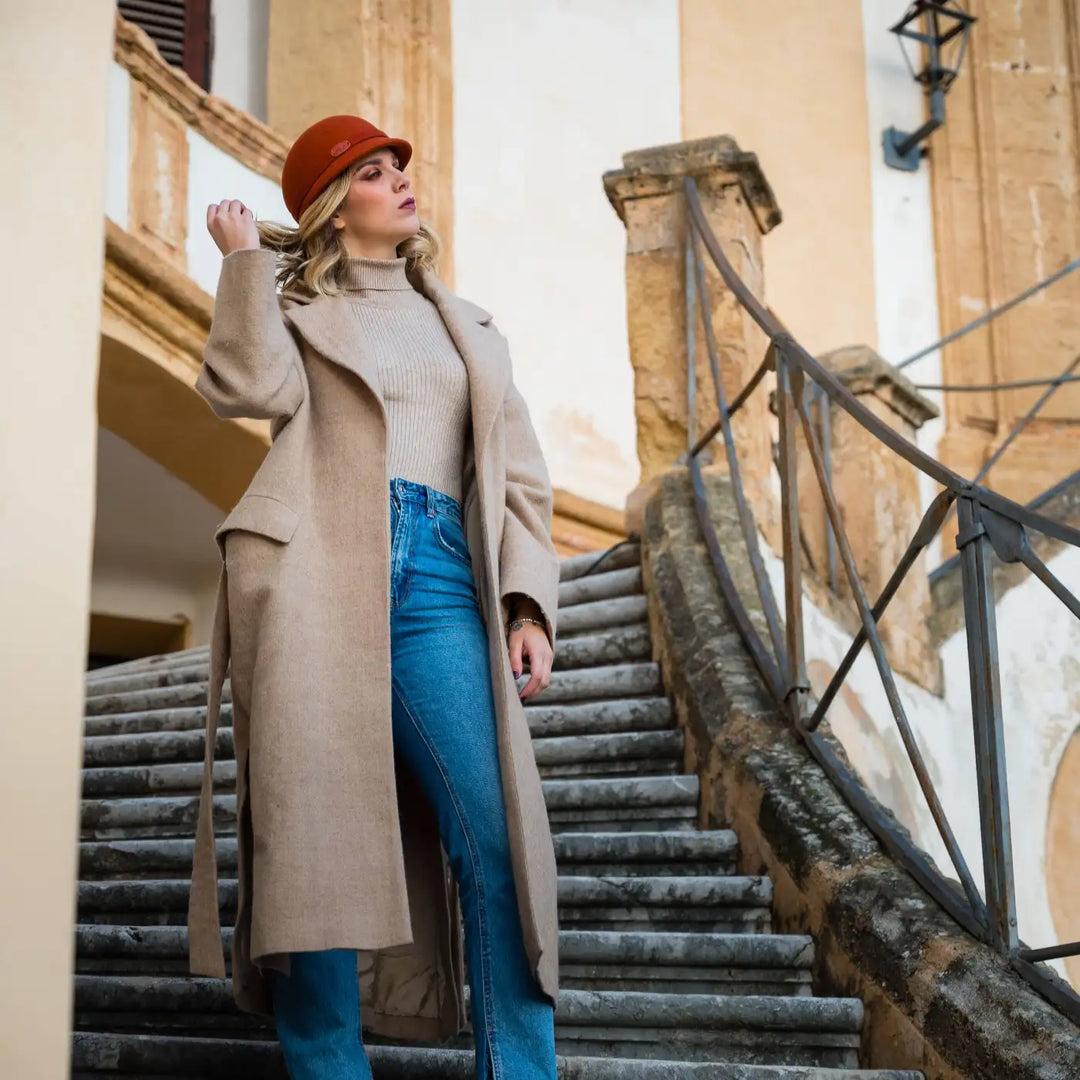 basco con visiera alla francese in feltro di lana merinos primario nesti arancio bruciato modella su scalinata storica massima espressione del cappello elegante