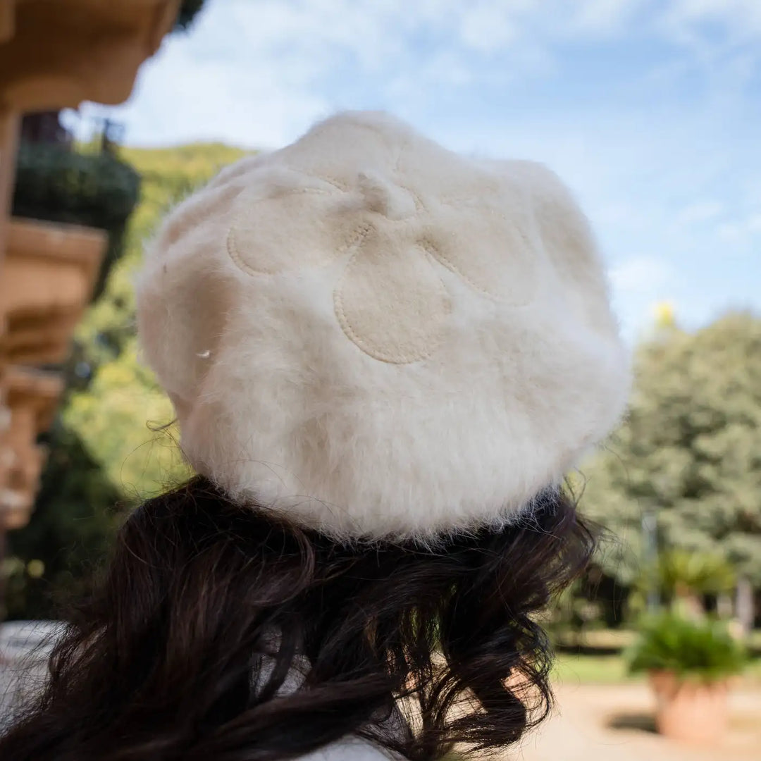 basco parigino in angora e lapin con ricamo floreale primario nesti bianco dettaglio texture morbida giardino storico palermitano