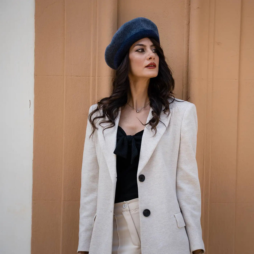 basco parigino in lana vergine con risvolto arricciato primario nesti bicolore blu navy outfit minimal chic location storica palermo