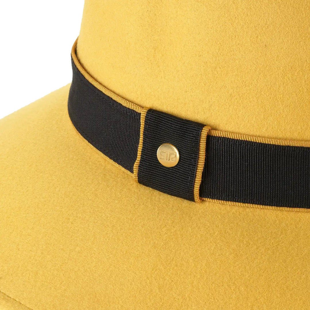 cappello a cloche signorile a tesa larga in lana merinos da donna color giallo ocra foto con vista dettaglio ravvicinato 1 primario nesti