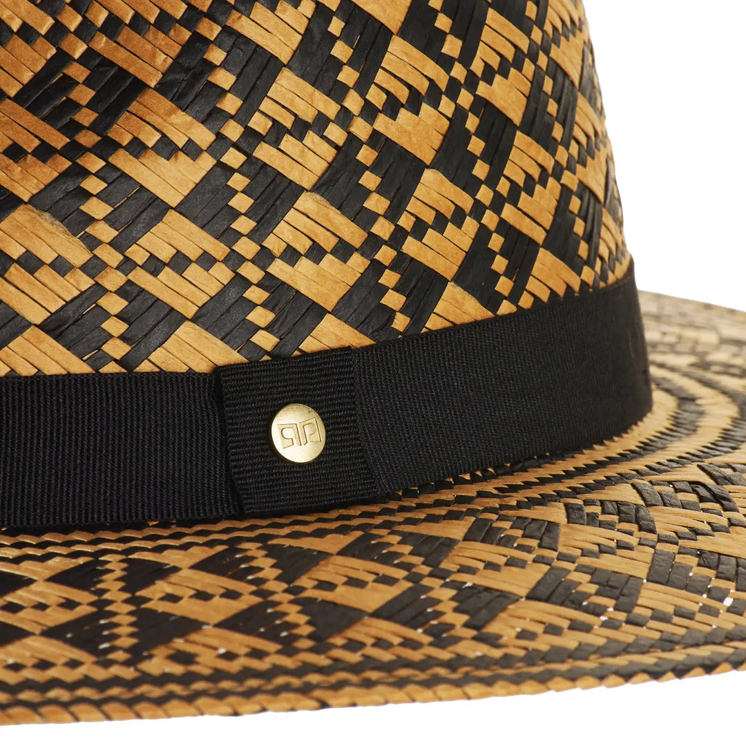 cappello a tesa larga fantasia geometrica da donna e uomo foto con vista dettaglio ravvicinato color avana nero primario nesti cappello ilary blasi unica