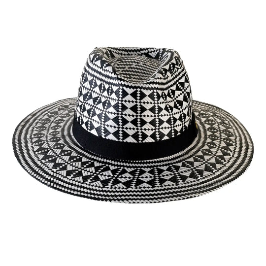 cappello a tesa larga fantasia geometrica da donna e uomo foto con vista frontale color bianco nero primario nesti cappello ilary blasi unica