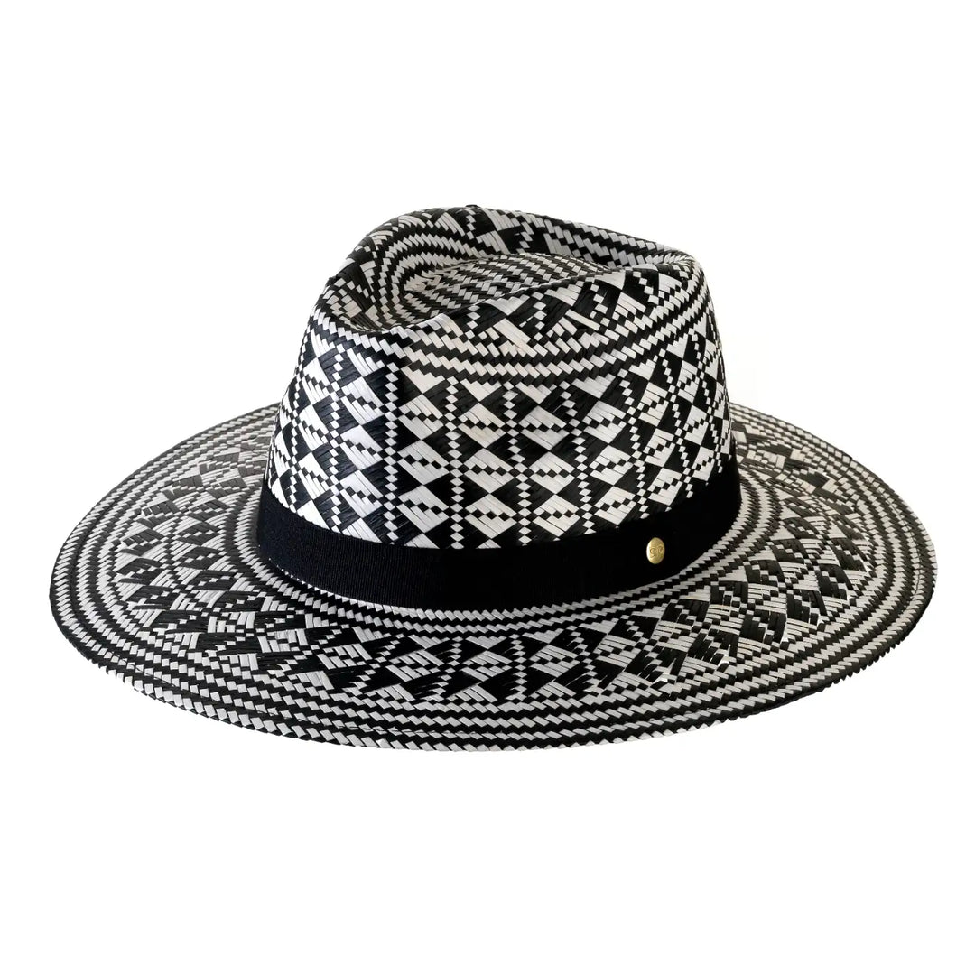 cappello a tesa larga fantasia geometrica da donna e uomo foto con vista inclinata color bianco nero primario nesti cappello ilary blasi unica