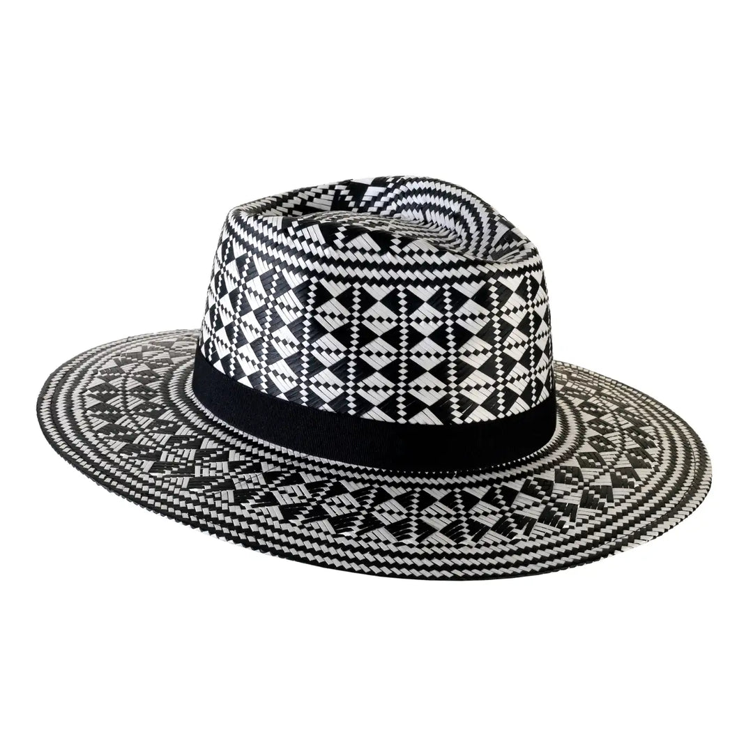 cappello a tesa larga fantasia geometrica donna e uomo foto con vista inclinata a destra color bianco nero primario nesti cappello ilary blasi unica