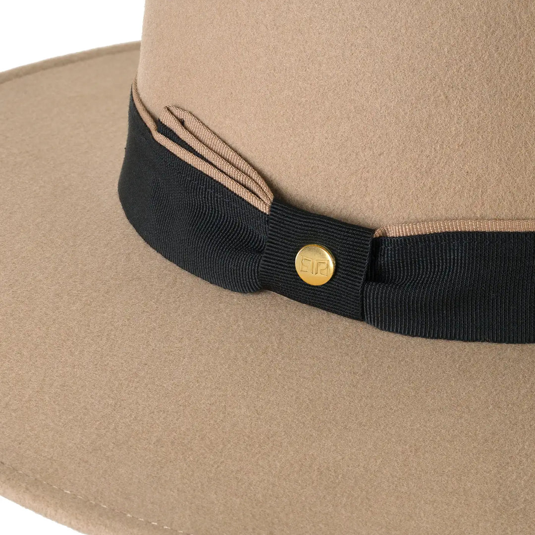 cappello canotto a tesa larga piatta in lana merinos da donna color beige seta foto con vista dettaglio ravvicinato 1 primario nesti