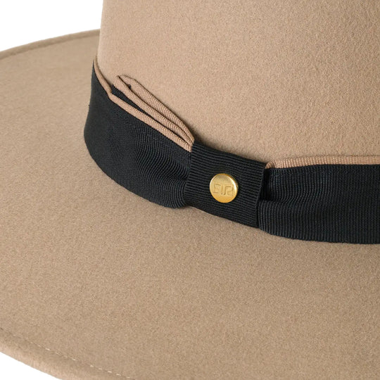 cappello canotto a tesa larga piatta in lana merinos da donna color beige seta foto con vista dettaglio ravvicinato 1 primario nesti