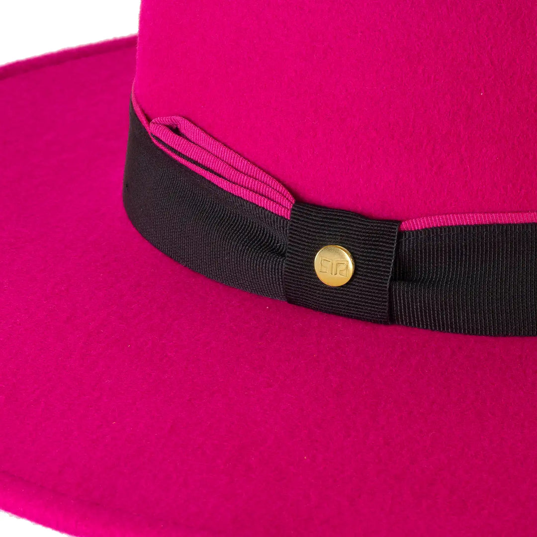cappello canotto a tesa larga piatta in lana merinos da donna color fucsia vivace foto con vista dettaglio ravvicinato 1 primario nesti