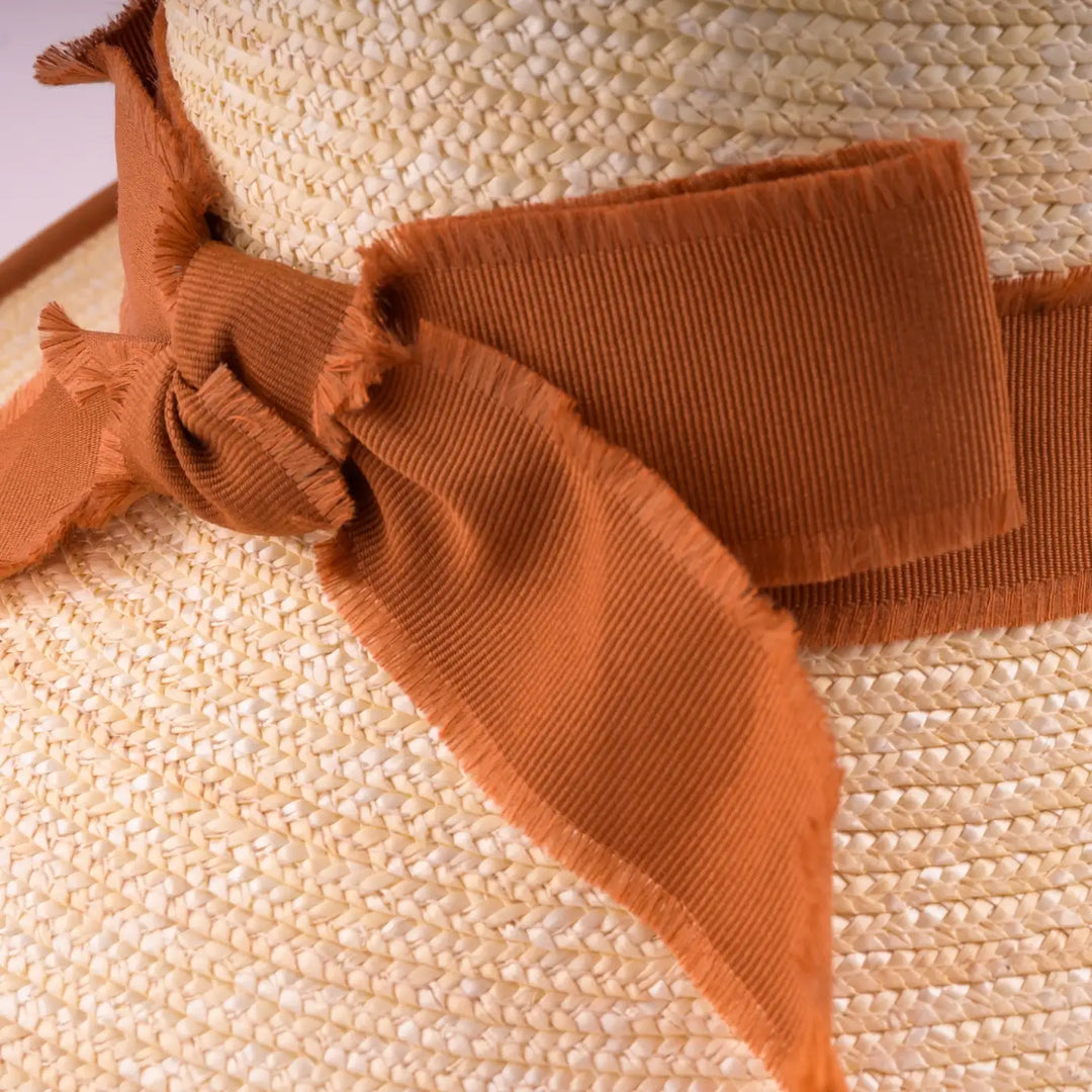 cappello con fiocco in paglia di firenze da donna foto con vista dettaglio ravvicinato color treccia chiara primario nesti
