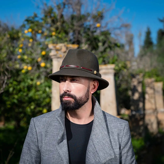 cappello fedora a tesa corta in feltro di lana merinos antipioggia primario nesti verde modello in location storica perfetto equilibrio tra comfort e stile