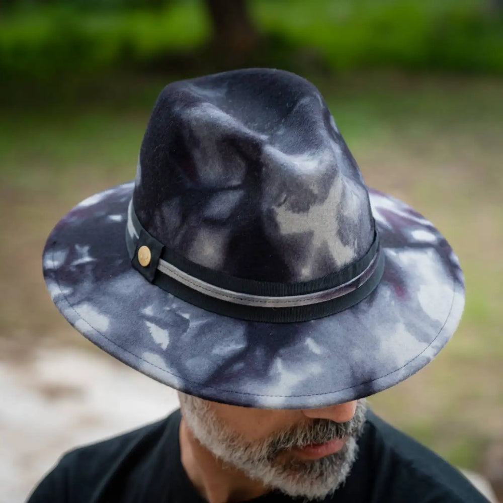 cappello fedora a tesa media in feltro di lana merinos maltinto grigio primario nesti dettaglio cappello ravvicinato su modello maturo elegante con barba