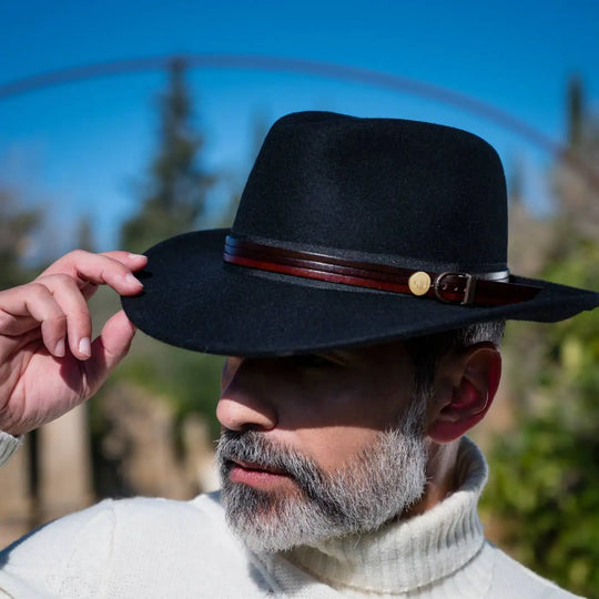 cappello fedora classico in feltro di lana merinos antipioggia primario nesti nero dettaglio barba curata luce naturale che esalta le texture