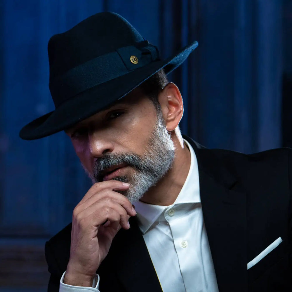 cappello fedora coccos in feltro di lana merinos blu dettaglio profilo modello con barba bianca curata perfetta espressione del cappello elegante uomo