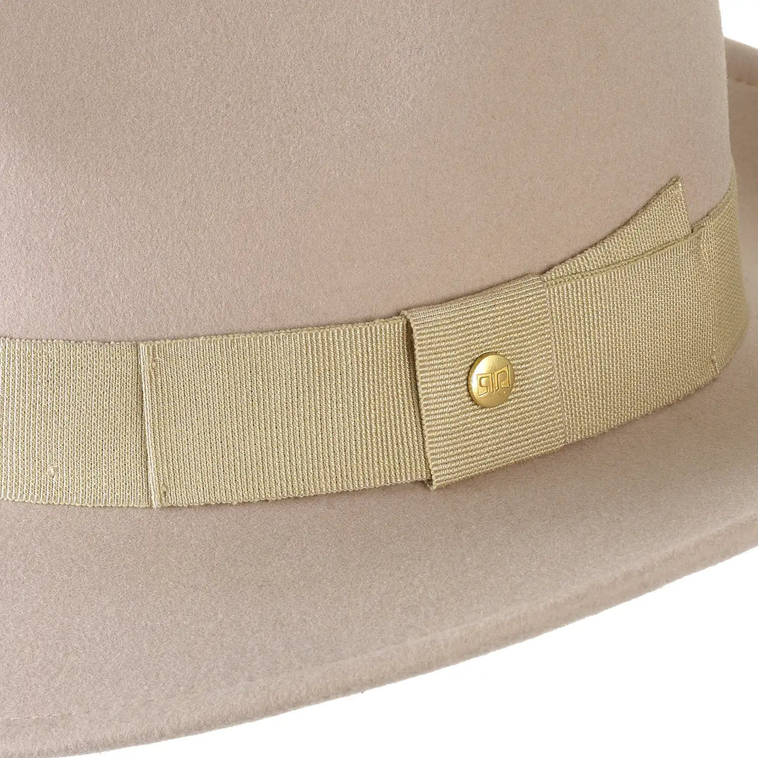 cappello fedora in feltro di cashmere antipioggia da uomo color beige ghiacciato foto con vista dettaglio ravvicinato 1 primario nesti