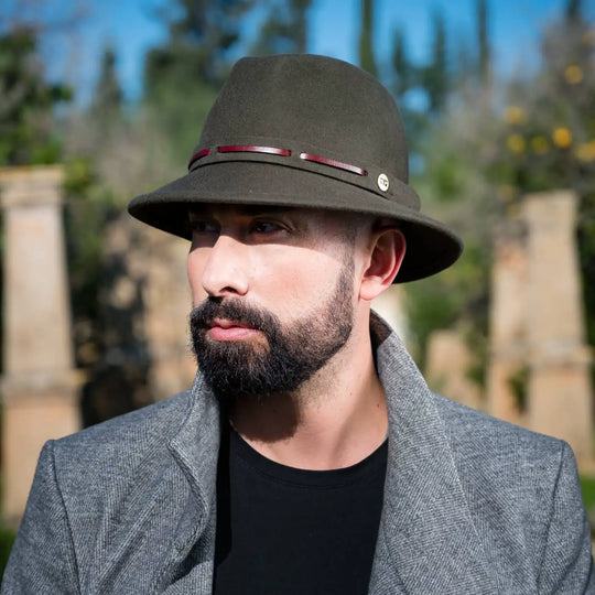 cappello fedora tesa corta primario nesti grigio ritratto maschio allaperto massima eleganza del cappello uomo