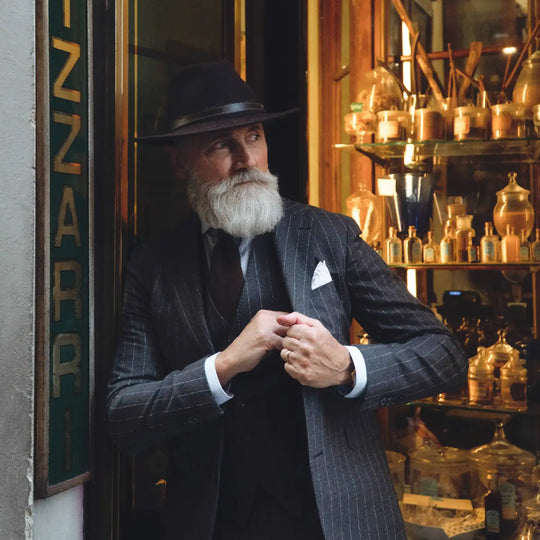 cappello fedora tradizionale primario nesti antipioggia su modello maturo nel suo stile vintage appoggiato ad un negozio fiorentino