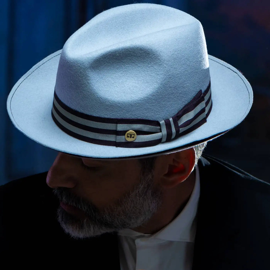 cappello trilby jazz a tesa media in feltro di lana merinos primario nesti grigio chiaro dettaglio fascia gros grain interpretazione moderna del cappello elegante uomo