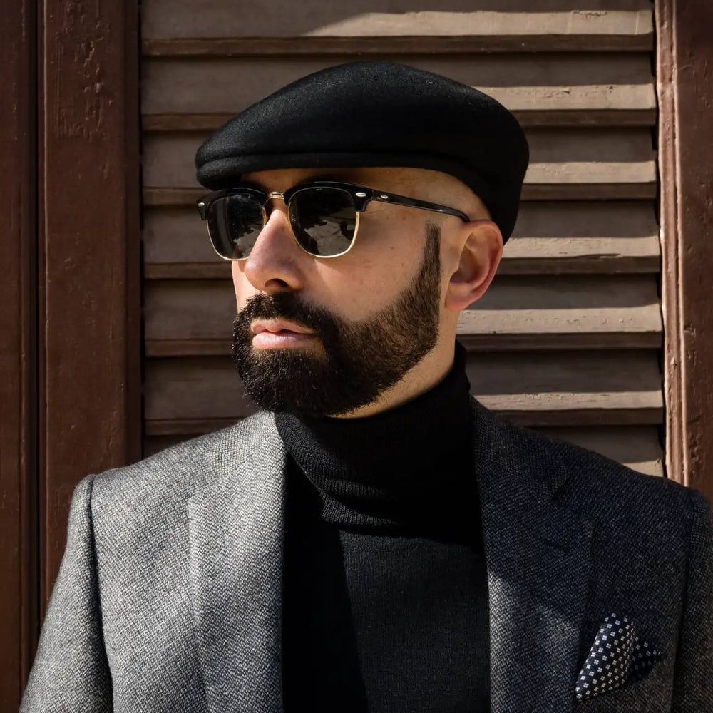 coppola siciliana classica in feltro di lana merinos primario nesti nera modello con dolcevita nero ambientazione industriale vintage