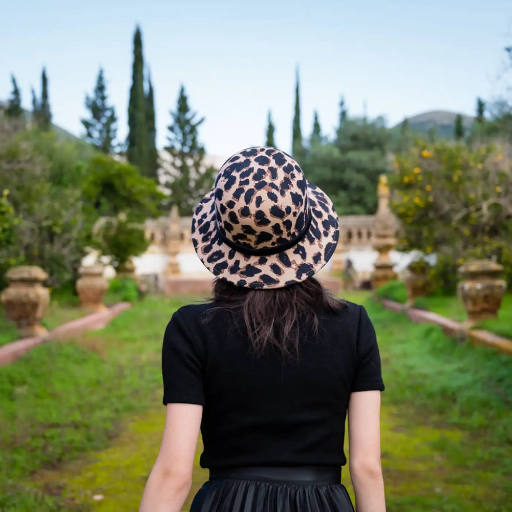 dettaglio cappello a cloche a campana animalier in feltro di lana merinos primario nesti location verde naturale design ricercato cappello donna