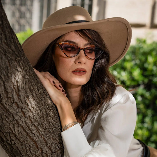 look contemporaneo con cappello canotto primario nesti merinos outfit safari chic architettura storica sfondo