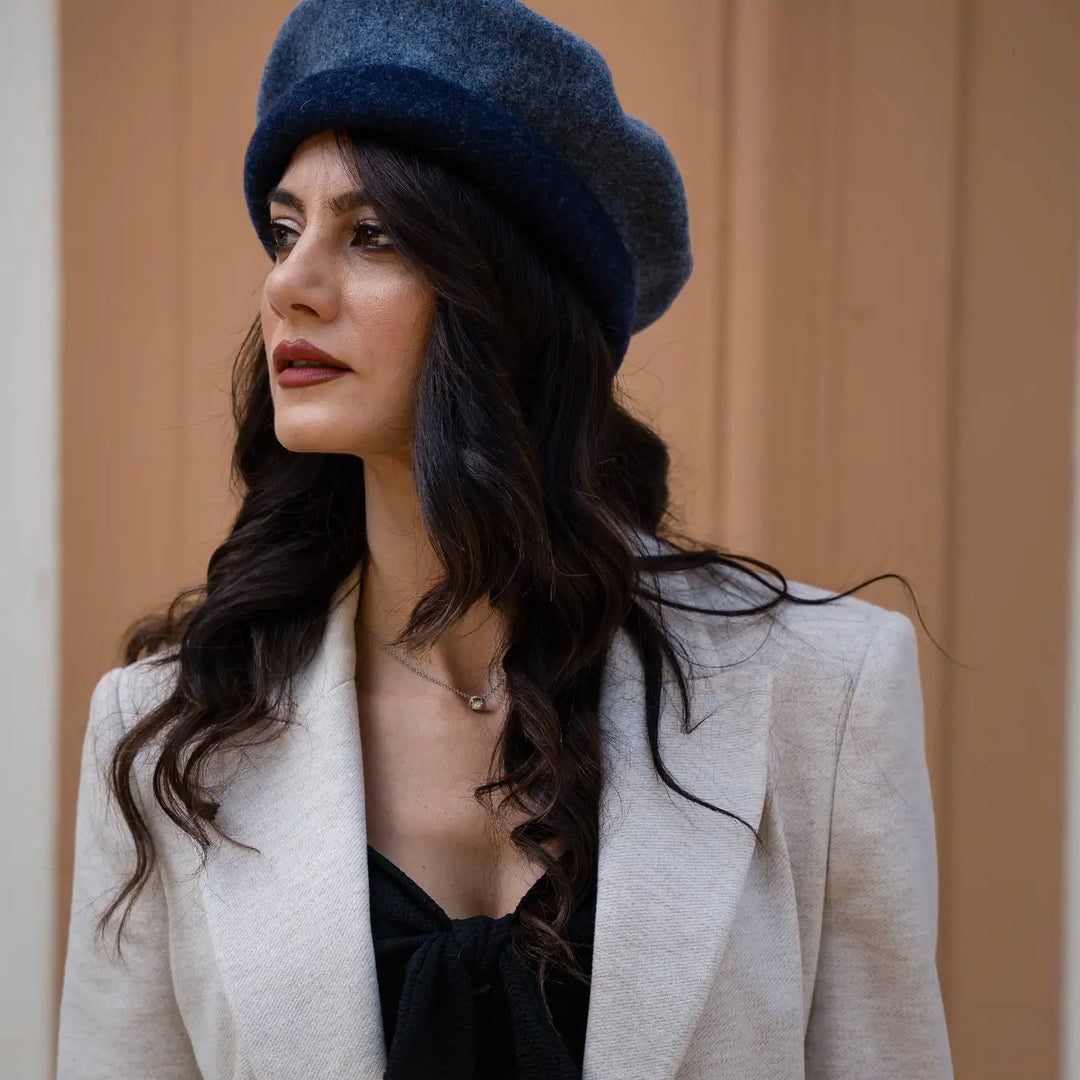 modella con basco parigino in lana vergine con risvolto arricciato primario nesti bicolore blu navy giacca bianca strutturata stile francese