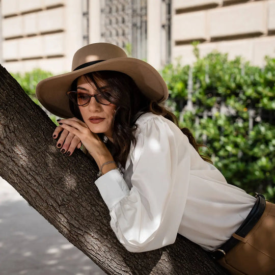 modella con cappello canotto primario nesti merinos tesa larga piatta stile vintage rivisitato location verde