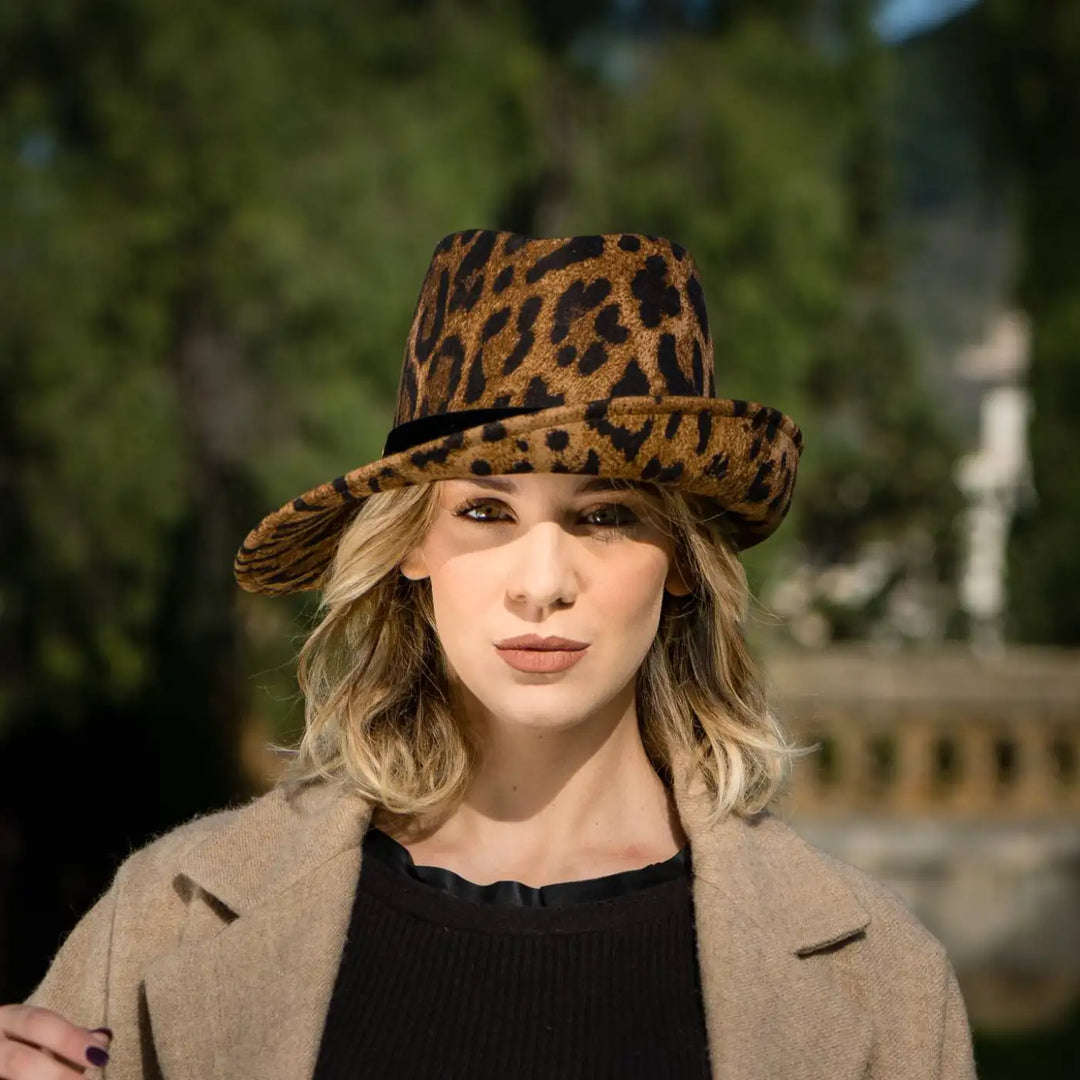 modella indossa cappello a cloche asimmetrica animalier in feltro di lana merinos primario nesti ritratto ravvicinato espressione moderna del cappello donna