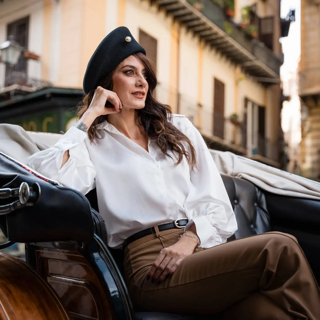 modella sofisticata con basco signorile primario nesti nero spilla perlata camicia bianca e look vintage presso auto depoca
