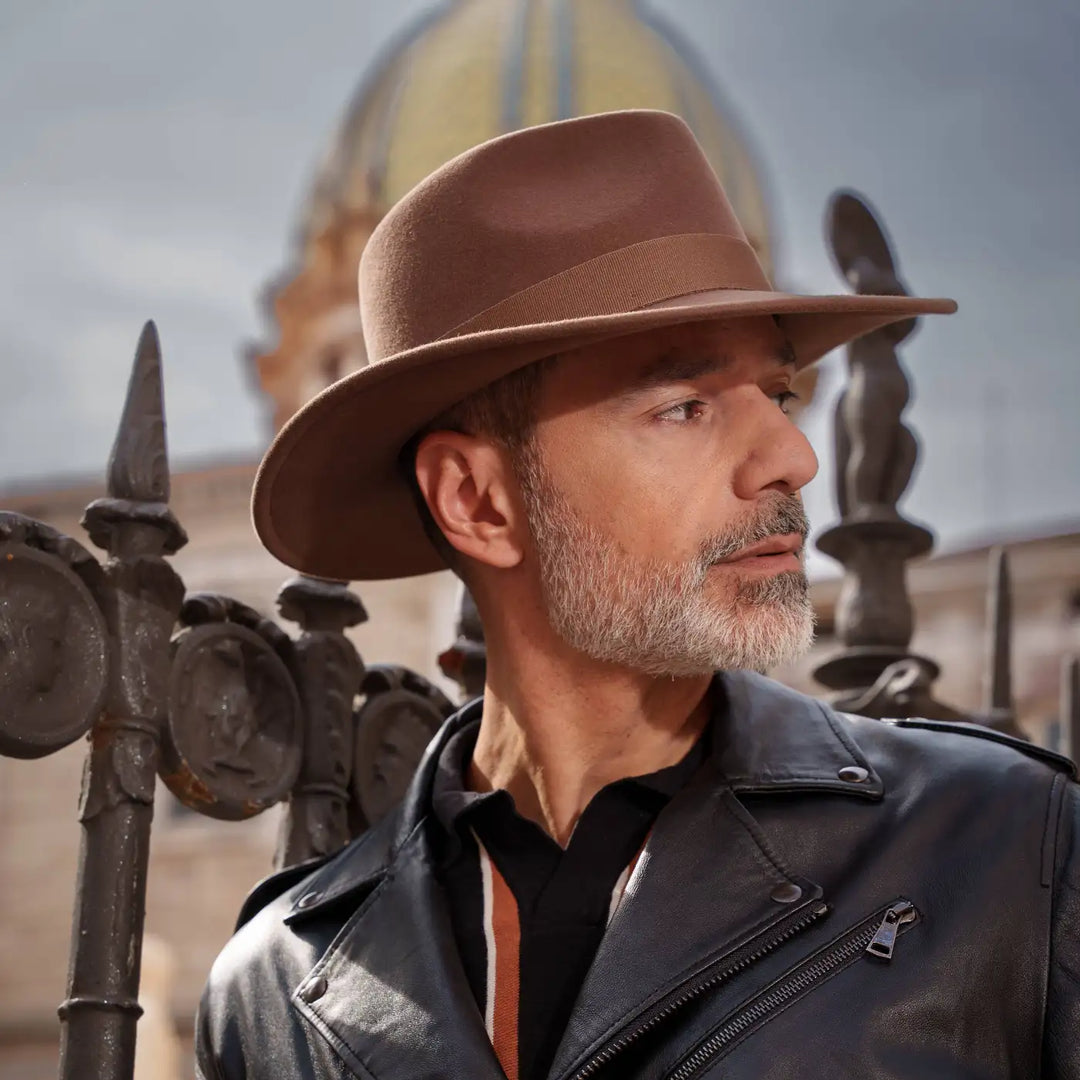 modello adulto con barba con cappello australiano cashmere primario nesti color castoro e cupola sullo sfondo look rock