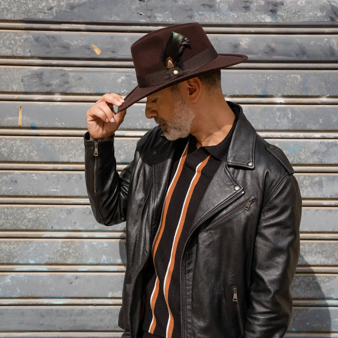 modello adulto con cappello australiano in feltro di morbido cashmere primario nesti con dettaglio piuma stile contemporaneo