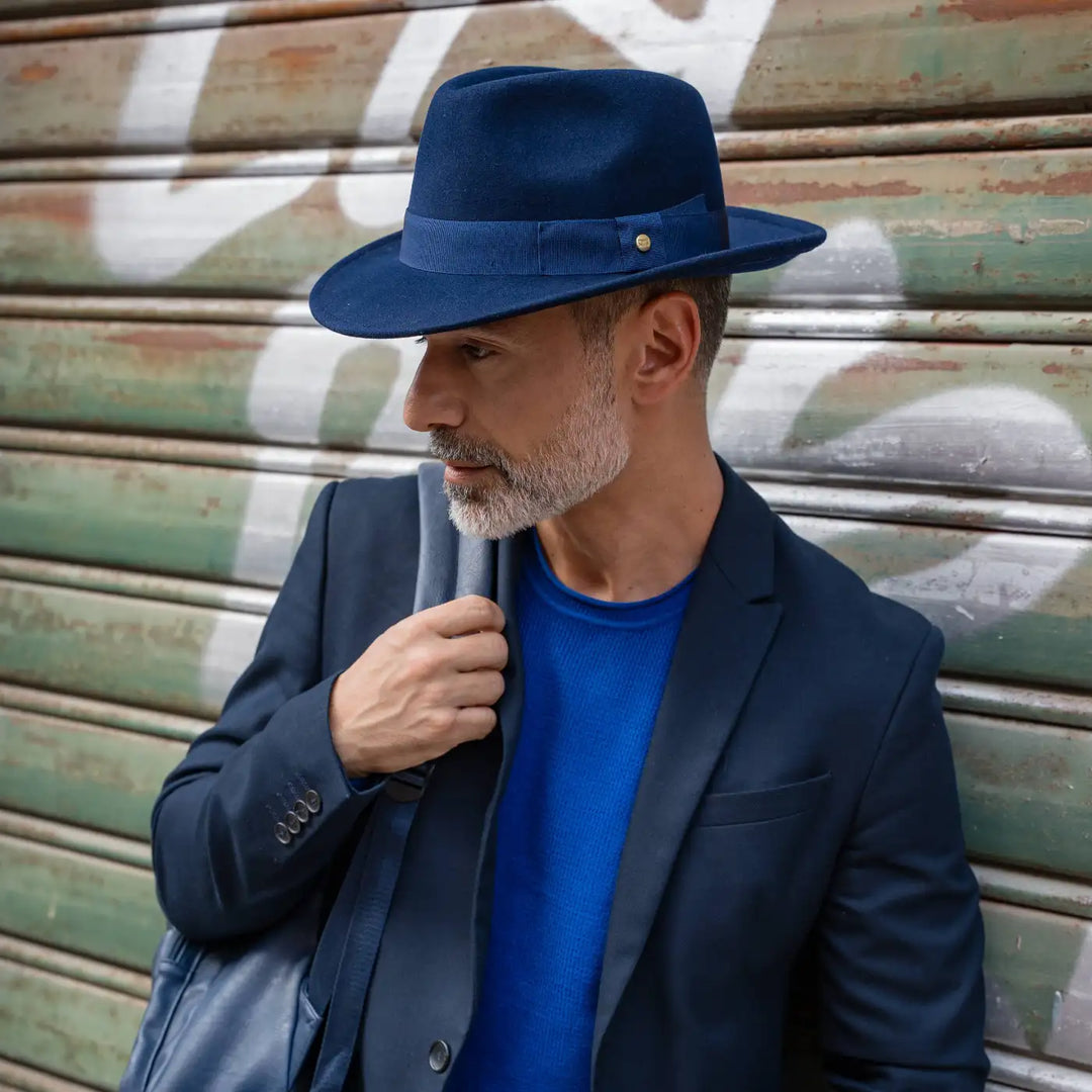 modello adulto indossa un cappello fedora in feltro di morbido cashmere primario nesti blu navy con outfit coordinato e stile raffinato