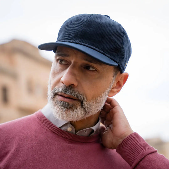 modello con berretto primario nesti velluto navy dettaglio visiera ecopelle espressione intensa