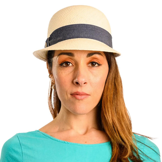 primo piano frontale di donna con capelli lunghi che indossa un cappello di panama con visiera corta color bianco fatto da cappelleria primario nesti