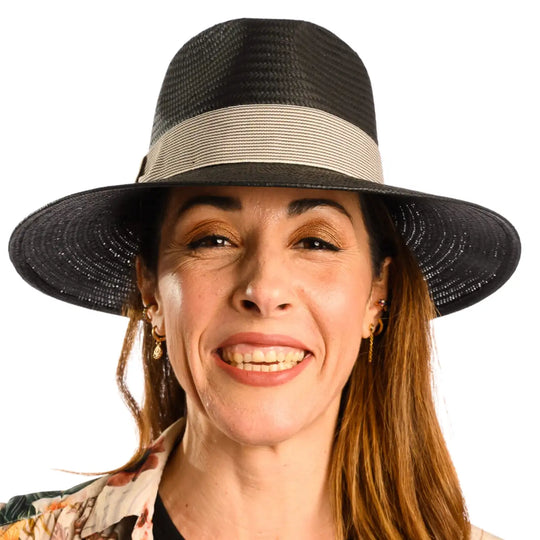 primo piano frontale di donna con capelli lunghi che indossa un cappello fedora estivo a tesa larga color nero fatto da cappelleria primario nesti