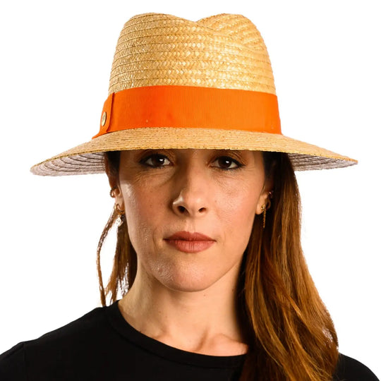 primo piano frontale di donna con capelli lunghi che indossa un cappello tesa larga in paglia di firenze color treccia scura fatto da cappelleria primario nesti