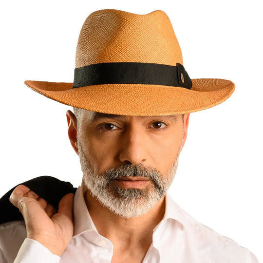 primo piano frontale di uomo con barba che indossa un cappello di panama in stile fedora color avana fatto da cappelleria primario nesti