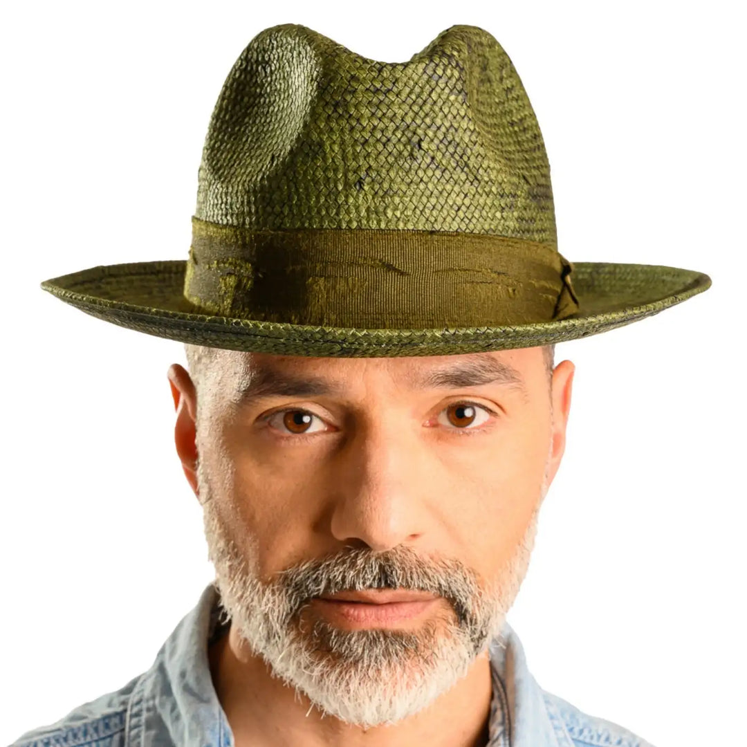 primo piano frontale di uomo con barba che indossa un cappello trilby a tesa media stonewashed color verde fatto da cappelleria primario nesti