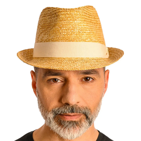 primo piano frontale di uomo con barba che indossa un cappello trilby in paglia di firenze color treccia scura fatto da cappelleria primario nesti